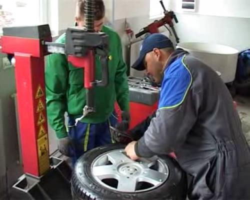 Sezonul anvelopelor a început timid. Vremea caldă îi ține pe șoferi departe de vulcanizări