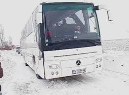 Autocar cu 25 de turiști la bord, rămas înzăpezit între DN5 și Oinacu