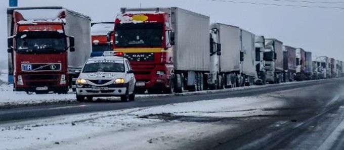 Sute de tiruri în coloană pe DN5, după restricțiile rutiere din Bulgaria