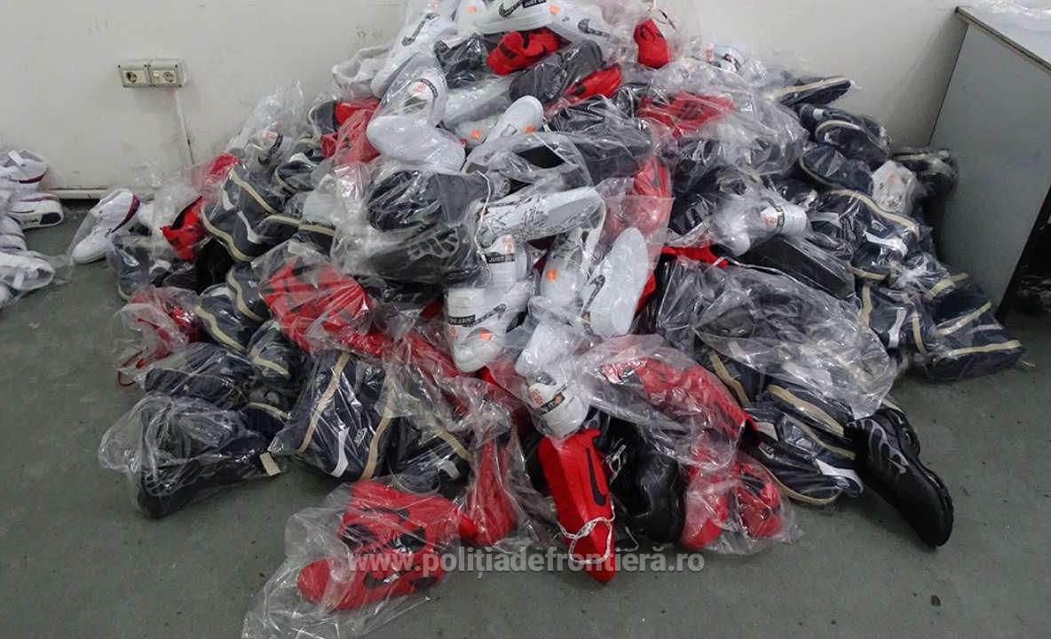 Textile, încălțăminte și parfumuri, susceptibile a fi contrafăcute, confiscate de polițiștii de frontieră giurgiuveni