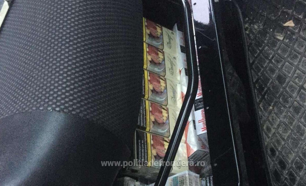 1090 pachete cu țigări, descoperite într-un microbuz, la P.T.F. Giurgiu