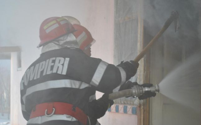 Incendiu la o casă din Giurgiu. A luat foc acoperișul