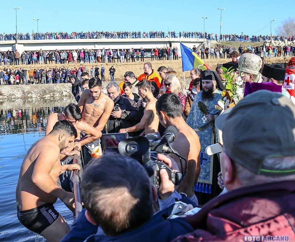 Sute de credincioși giurgiuveni, așteptați pe malul Canalului Cama la slujba de Bobotează