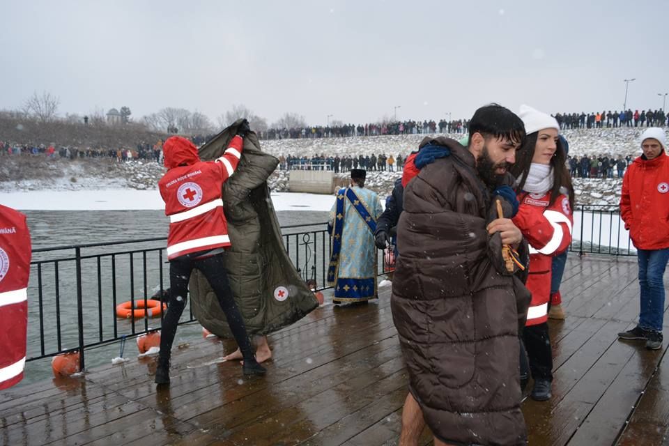 Cinci tineri din Giurgiu s-au aruncat în Canalul Cama pentru a prinde crucea de Bobotează