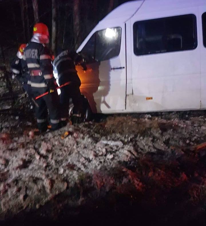 Un microbuz cu pasageri a izbit un copac, pe Autostrada 1. Șase persoane au fost rănite