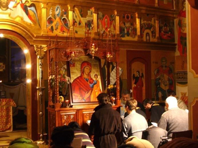 A uitat de cele sfinte! O femeie a furat un telefon mobil dintr-o biserică