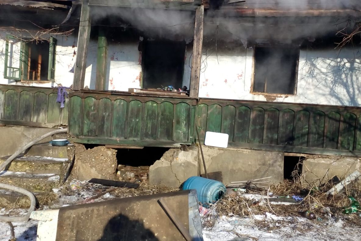 Bătrân din Bucșani, salvat din flăcări de vecini, până la sosirea pompierilor