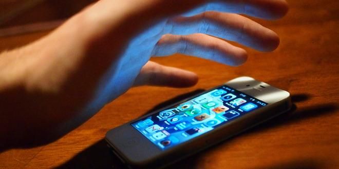 Anchetată după ce a sustras două telefoane mobile dintr-un depozit