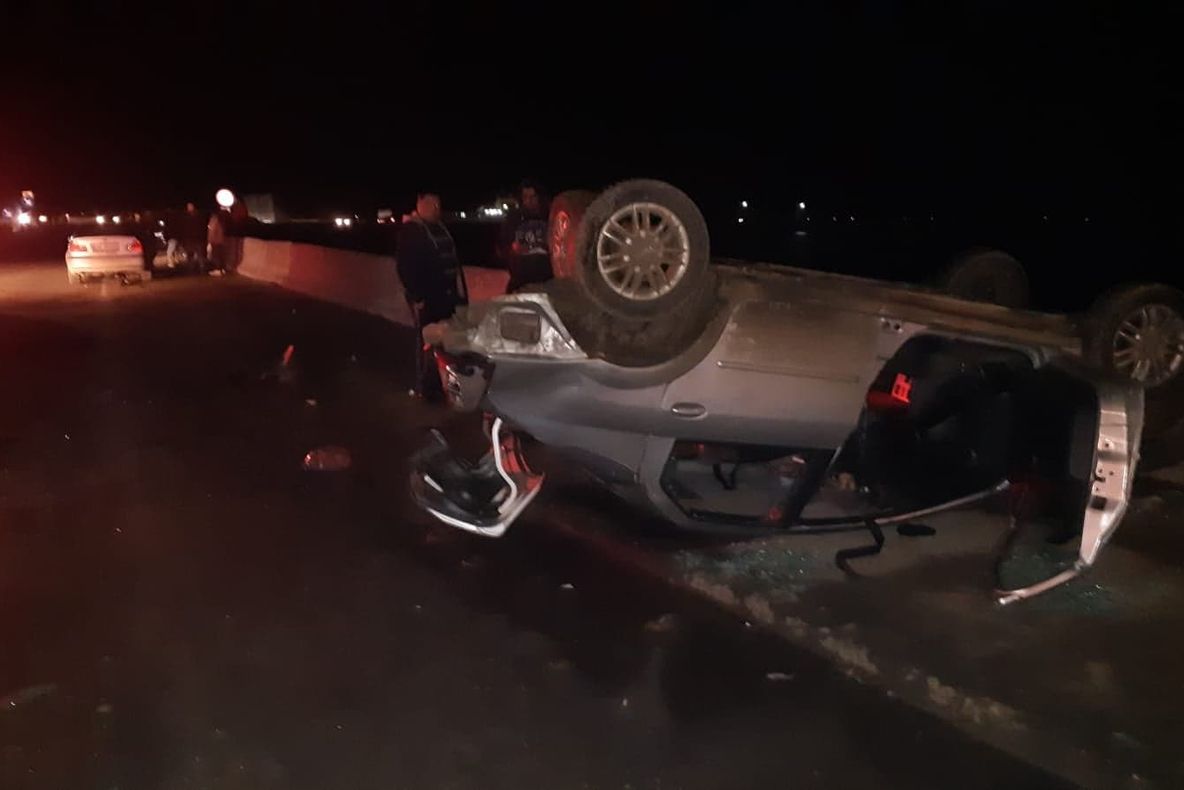 Coliziune între un BMW și o Dacia Logan. Două persoane au fost rănite