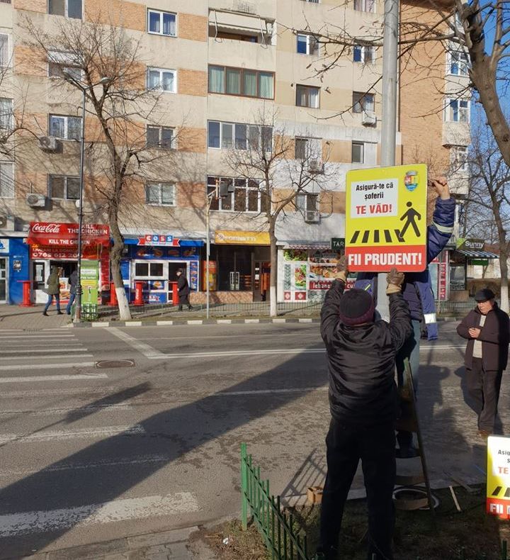 “Asigură-te că șoferii te văd! Fii prudent!” De ce a montat primăria indicatoare pe principalele artere de circulație
