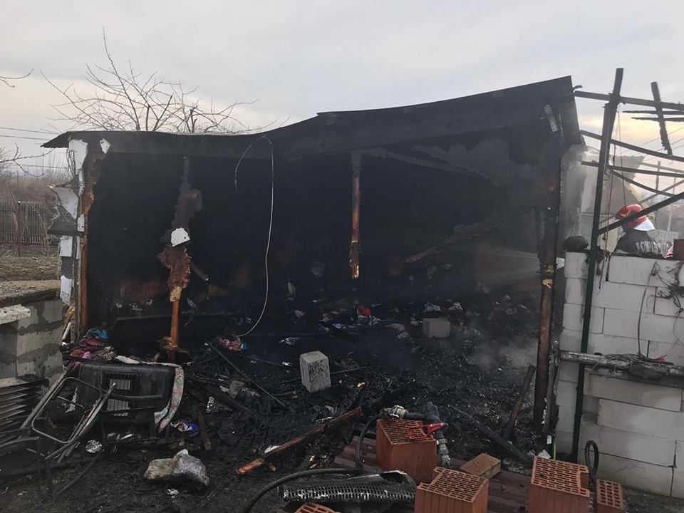 Casă mistuită de flăcări în localitatea Budeni