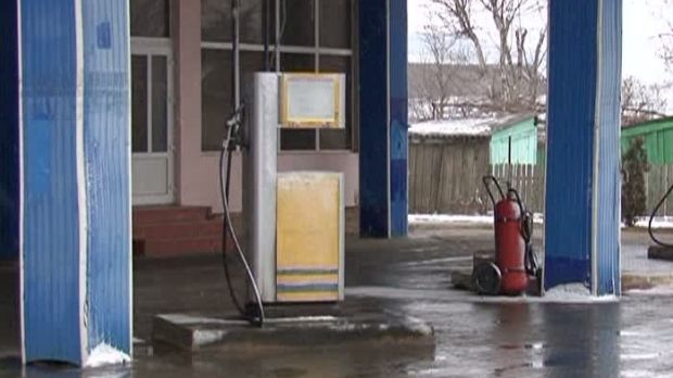 Un șofer băut a acroșat un stâlp metalic dintr-o benzinărie