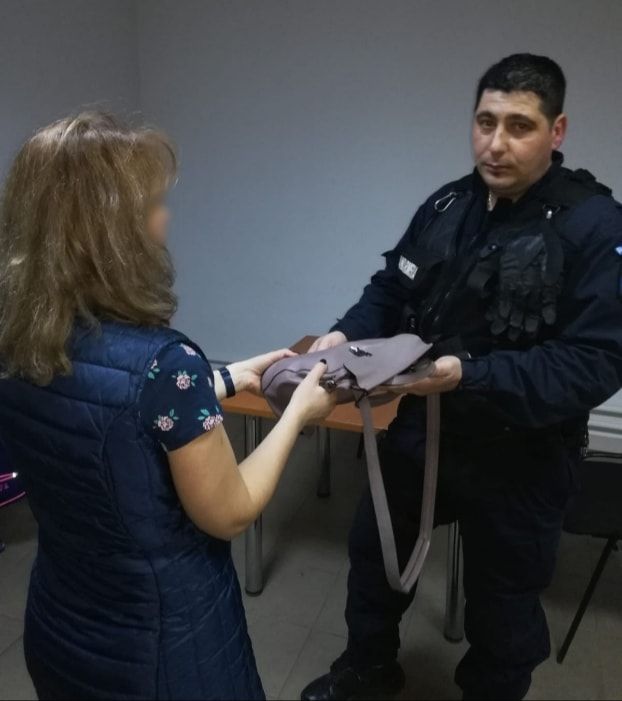 Un jandarm a înapoiat unei femei geanta pe care o pierduse pe stradă