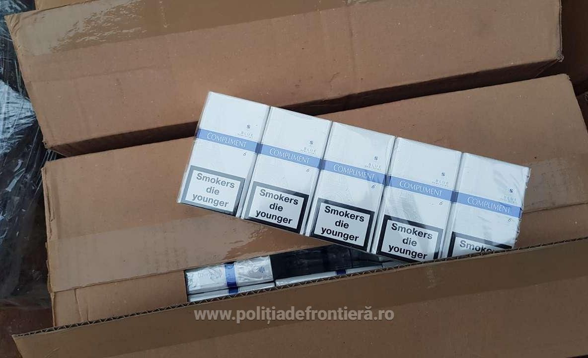 Pachete cu țigări disimulate în cutii cu dulciuri, la P.T.F. Giurgiu