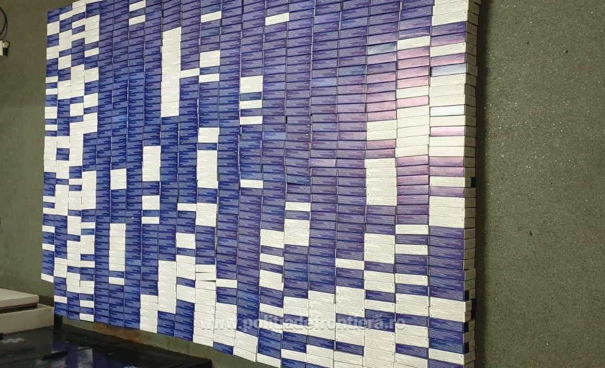 29.850 de comprimate  și 20 fiole cu substanţe dopante, descoperite de poliţiştii de frontieră