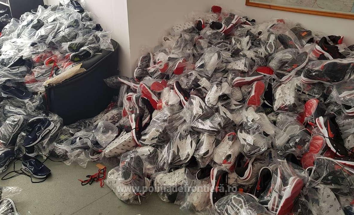 Mii de articole contrafăcute, confiscate de polițiștii de frontieră la Giurgiu