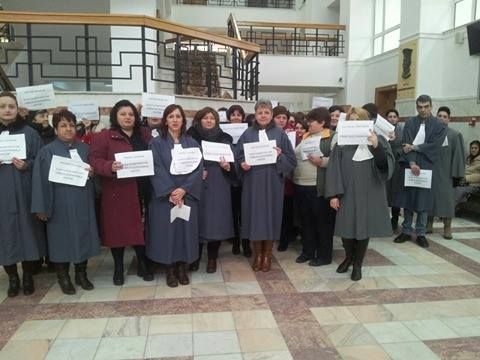 Grefierii ies și rămân în stradă pe termen nedeterminat