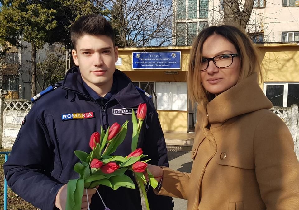 Jandarmii giurgiuveni au oferit mărţişoare femeilor din Giurgiu