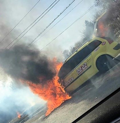 Un autoturism a luat foc pe DN 5, pompierii intervin