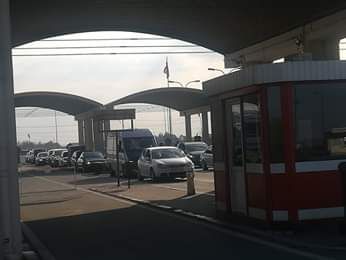 Coloane de autoturisme la intrarea în Punctul de Trecere a Frontierei Giurgiu