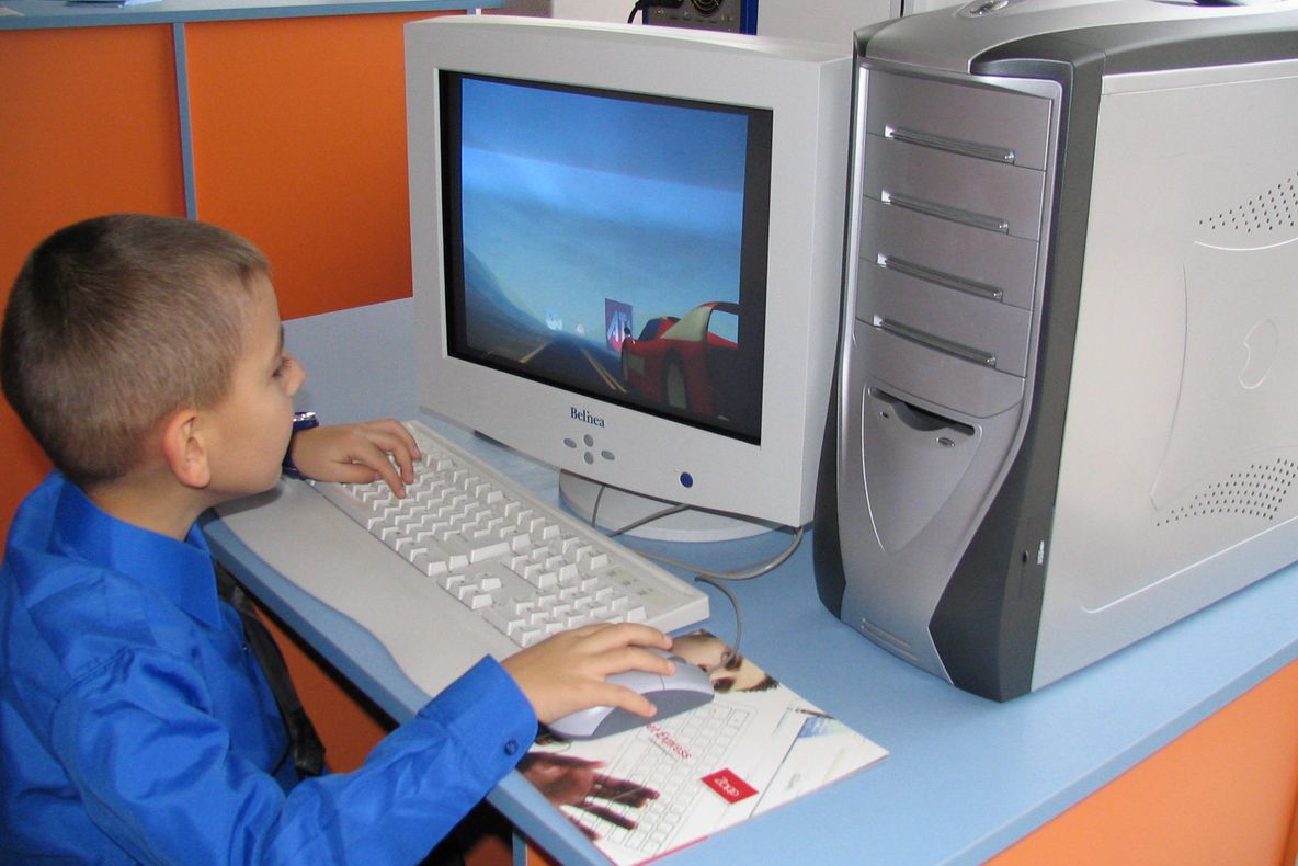 200 de euro de la stat pentru a-şi achiziționa un computer. Cine poate beneficia de bani
