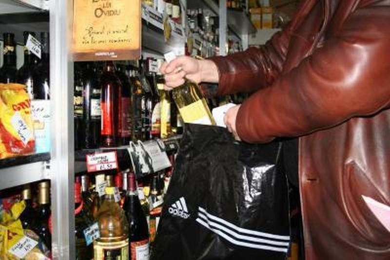 A furat mai multe sticle cu băuturi alcoolice din depozitul unei societăți comerciale