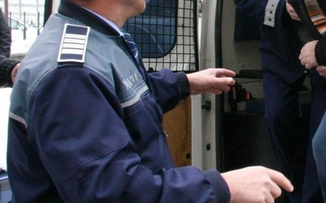 O femeie a fost strânsă de gât și lovită cu capul de o bară metalică de soțul său. Acesta a fost reținut