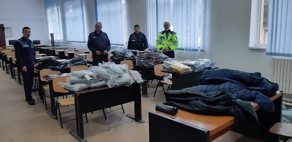 Șase tineri din Giurgiu au furat haine noi dintr-o locuință