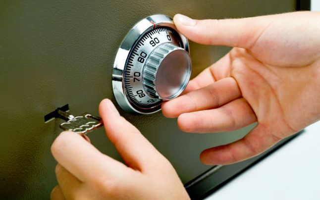 Scandal cu săbii la Izvoarele. Președintele ALDE, amenințat cu sabia de viceprimarul din localitate