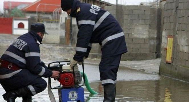 Alertă! Inundație la școala din Colibași, pompierii intervin