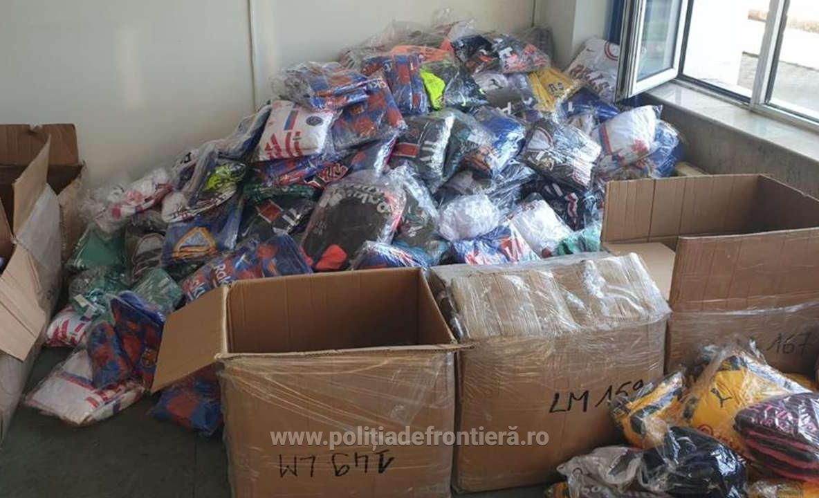 Polițiștii de frontieră au descoperit peste 4.000 de pachete cu ţigări ascunse în cutii cu alimente