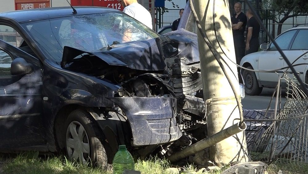 A distrus gardul vecinilor, după ce a încercat să-și parcheze autoturismul