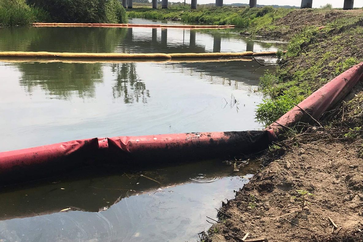 Poluare cu petrol pe râul Dâmbovnic, la Mârșa. Ecologizare de mântuială