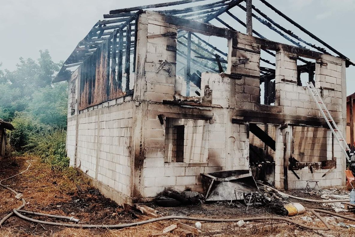 Incendiu la o vilă, un bătrân a suferit arsuri în urma exploziei unei butelii