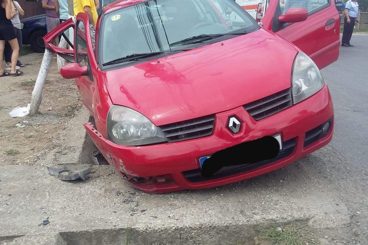 Accident rutier, produs de o femeie, la Săbăreni. Doi copii sunt răniți