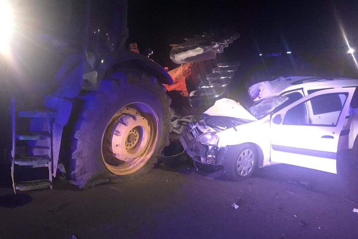 O femeie decedată și un bărbat rănit grav, în urma impactului dintre un tractor și un autoturism
