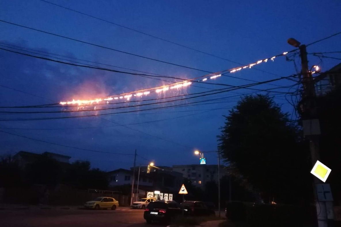 Incendiu în cartierul Negru Vodă. Cablurile electrice, în flăcări