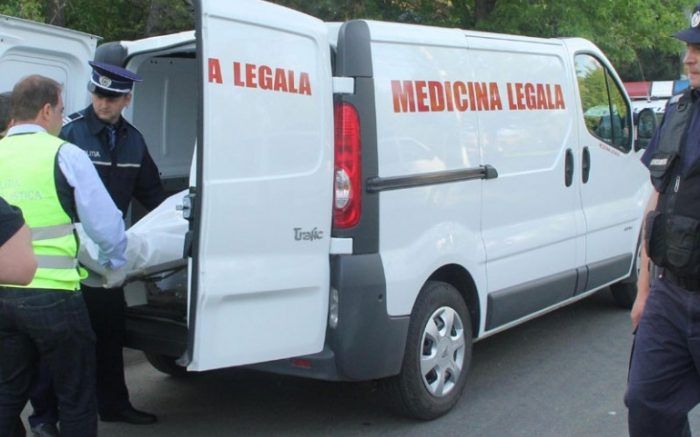 Bărbat complet dezbrăcat , găsit decedat în propria locuință