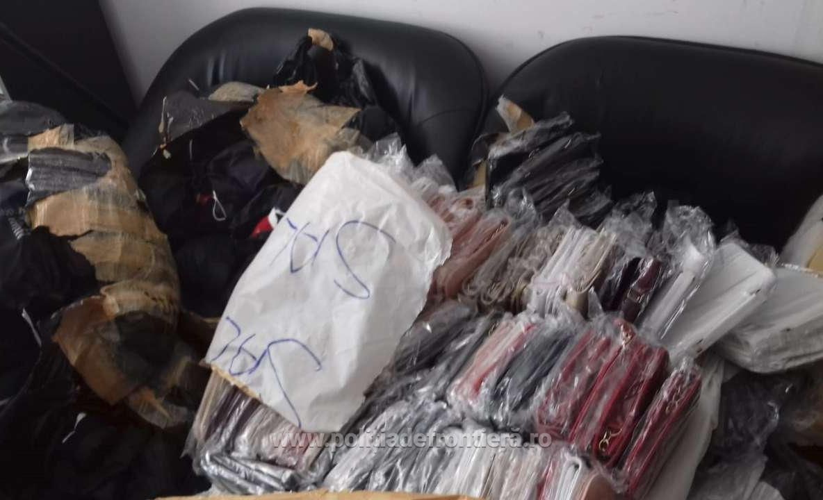 Încălțăminte, produse textile şi de marochinărie, susceptibile a fi contrafăcute, descoperite de polițiștii de frontieră giurgiuveni