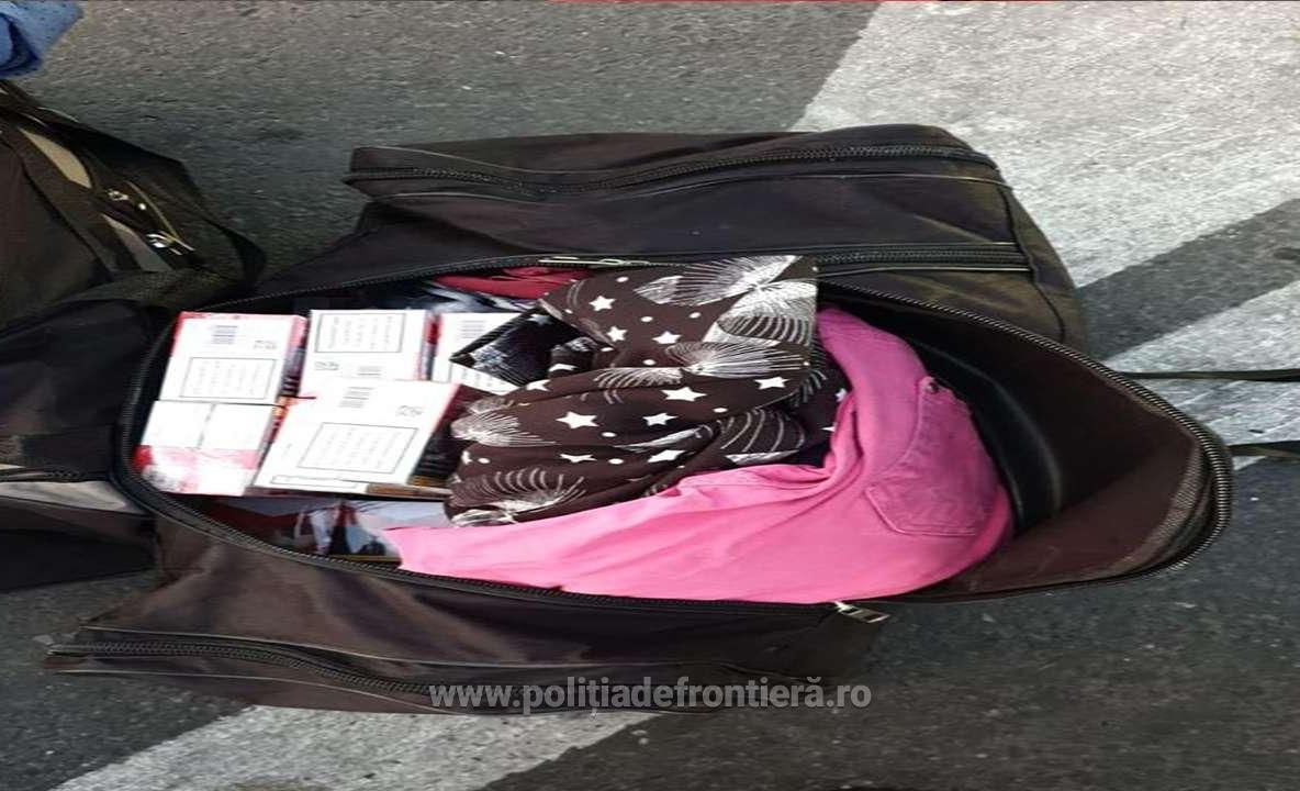 1.700 pachete de țigări, descoperite ascunse printre bagaje, în  interiorul unui microbuz