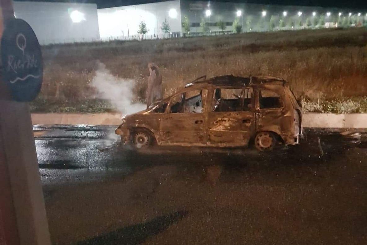 Autoturism în flăcări pe A1 București-Pitești. Pompierii au intervenit