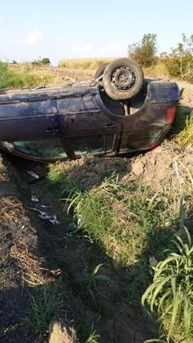 Trei persoane rănite după ce un autoturism s-a răsturnat pe DJ 507