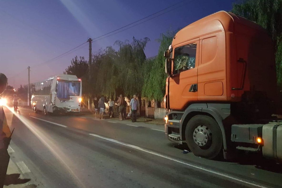 Accident rutier între un microbuz și o autocisternă, pe DN 61, la Vadu Lat