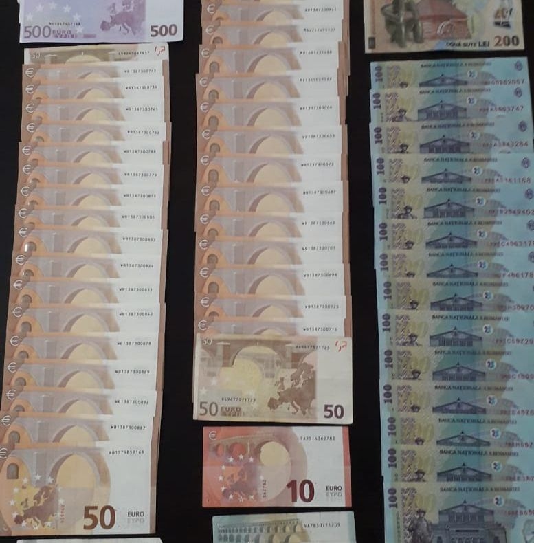 O femeie a furat 3.000 de lei din casa unui bătrân din Băneasa