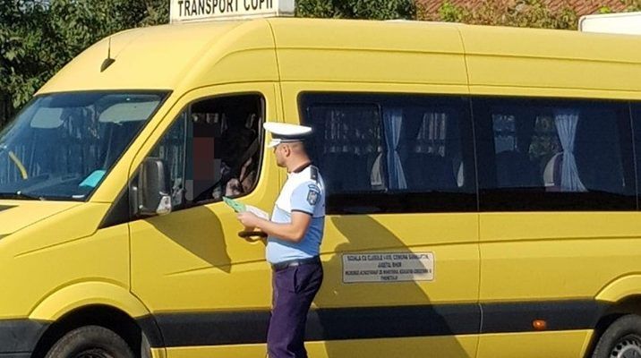 Şoferii microbuzelor şcolare sunt instruiţi de poliţişti să respecte regulile de circulaţie