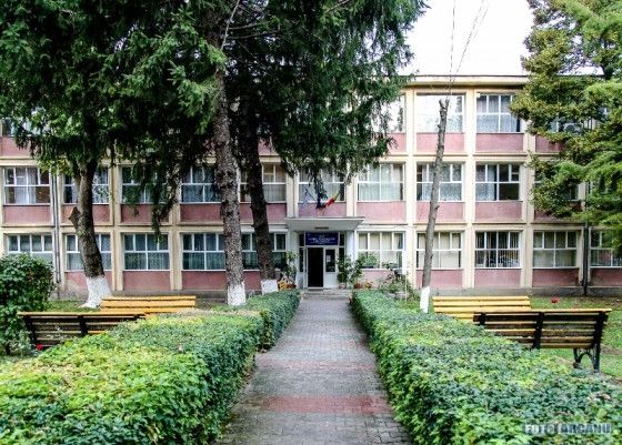 Se depun cereri pentru „Bani de liceu”. Ce elevi pot beneficia lunar de acest sprijin