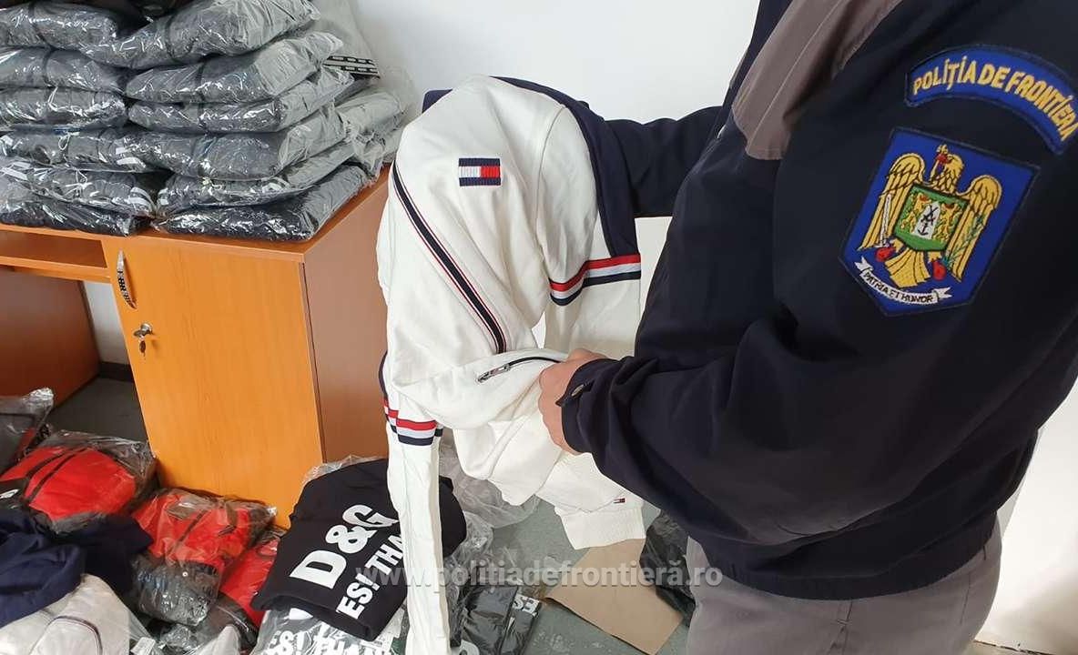 Sute de textile şi încălţăminte contrafăcute, descoperite de polițiștii de frontieră