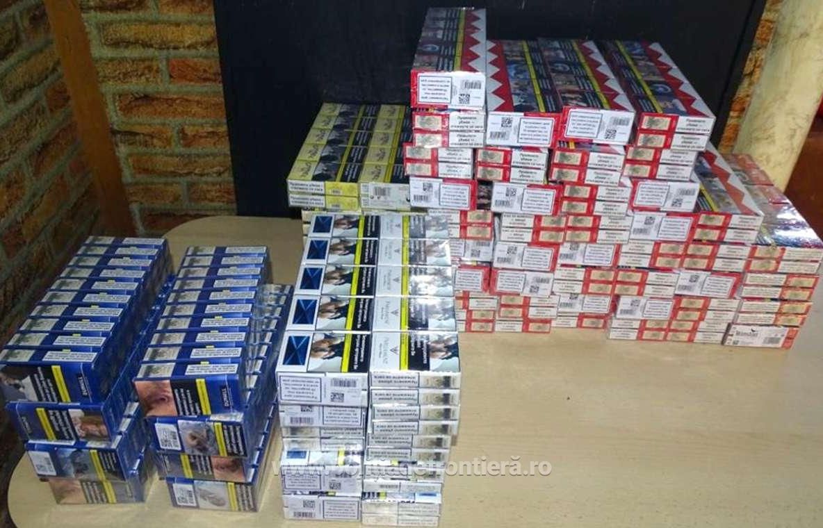 Ţigări ascunse printre bagaje, descoperite de polițiștii de frontieră giurgiuveni