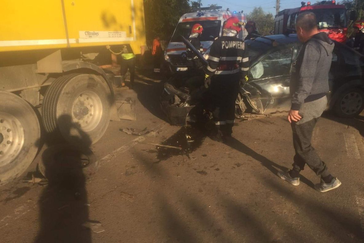 Coliziune între un autoturism și un camion pe DN 41, la Frasinu