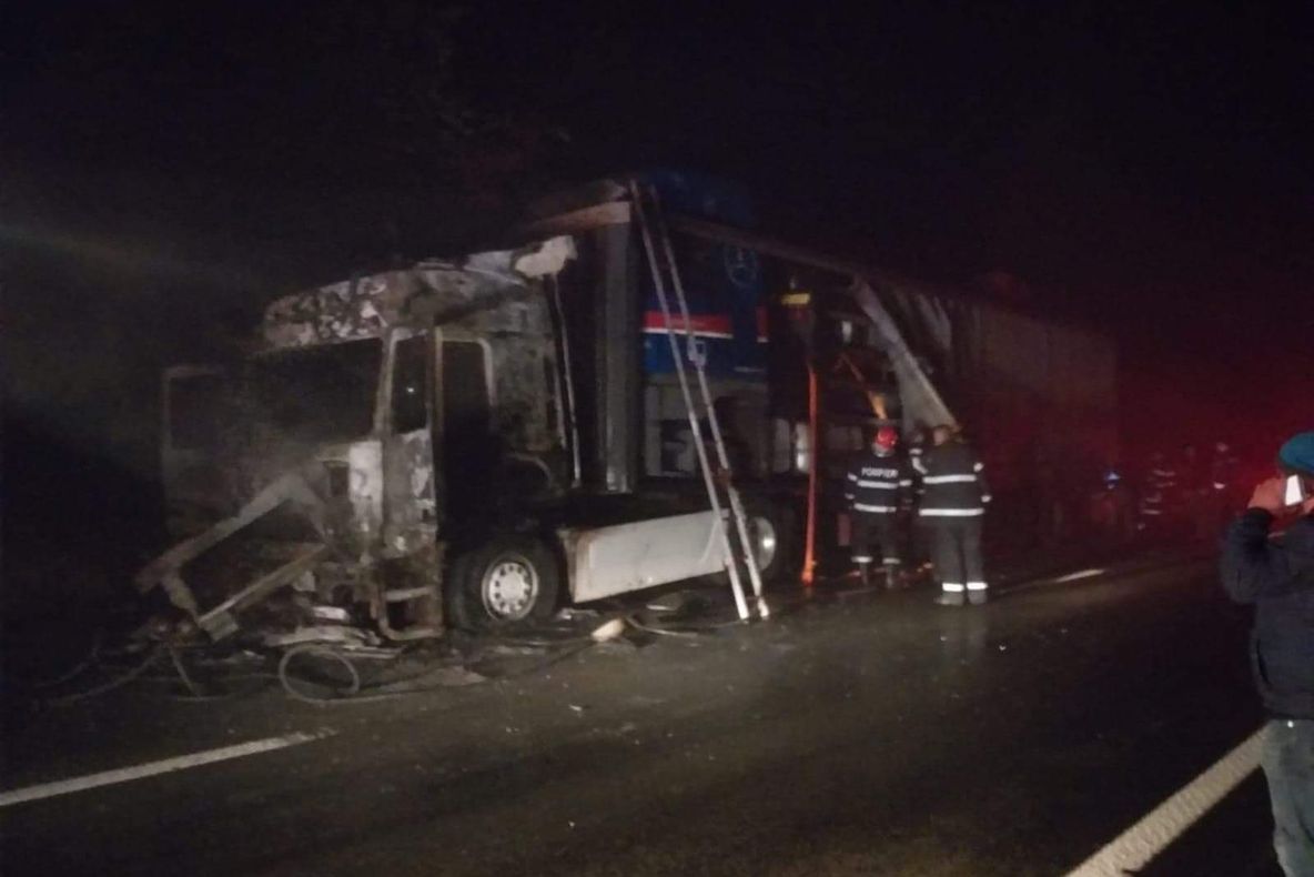 Un vehicul care transporta trei capete tractor tir a luat foc, la Ghimpați